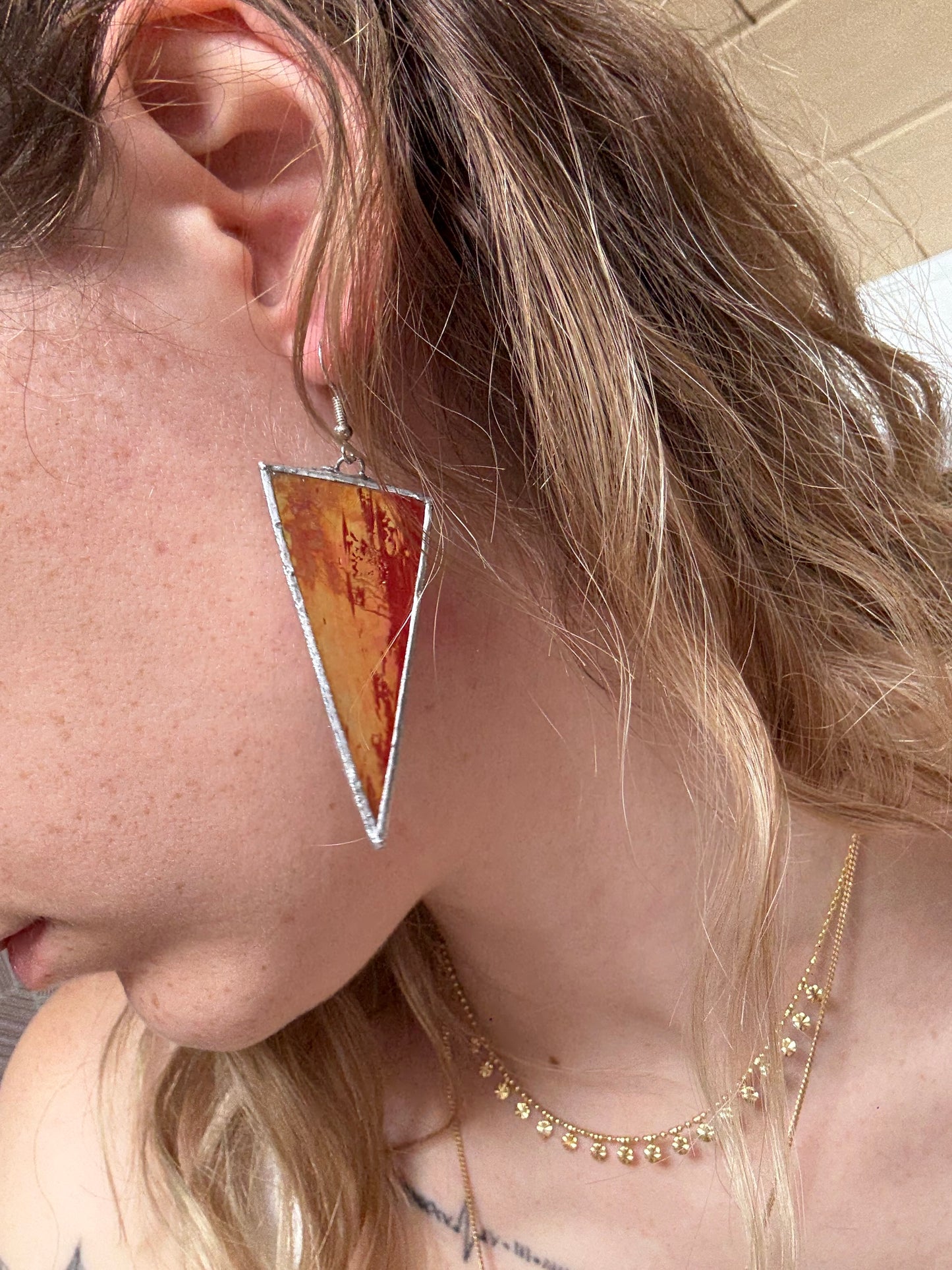 Boucle d’oreille rouge nacrée